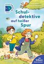 "Schuldetektive auf heißer Spur." Zwei Kinder laufen durch Büsche, eines hält eine Lupe. Oben sitzt ein Eichhörnchen.