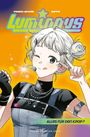 "Luminous", "Alles für den Kpop?". Junge Frau in Anime-Stil, lächelnd, mit Kopfhörer und Victory-Zeichen auf orangefarbenem Hintergrund.