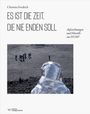 Text: "Christina Friedrich, Es ist die Zeit, die nie enden soll, Aufzeichnungen und Filmstills aus DUMP." Menschen auf dunklem Untergrund, Person in silbernem Schutzanzug im Vordergrund.