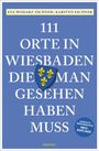 Große, weiße Schrift auf blauem Hintergrund: "111 Orte in Wiesbaden die man gesehen haben muss". Wappen mit gelben Lilien.