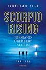 "SCORPIO RISING, Niemand überlebt allein" steht prominent. Drei Personen laufen am Strand, ein Leuchtturm im Hintergrund.