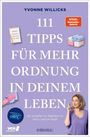"111 Tipps für mehr Ordnung in deinem Leben. So schaffst du Klarheit im Haus und im Kopf." Frau zeigt nach oben.