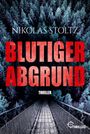 "Blutiger Abgrund", Thriller von Nikolas Stoltz. Eine Hängebrücke führt durch einen düsteren, dichten Wald.