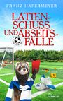 „LATTENSCHUSS UND ABSEITSFALLE“. Ein Frettchen mit Schal zeigt eine rote Karte auf einem Fußballfeld.