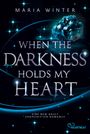 "When the Darkness Holds My Heart" von Maria Winter. Eine New Adult Shapeshifter-Romanze. Dunkler Hintergrund mit schimmerndem Edelstein.