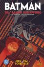 "BATMAN: DAS LANGE HALLOWEEN. Band 2 (von 2). Illustration: Batman schwingt sich über eine Stadt, ein Kürbis im Hintergrund."