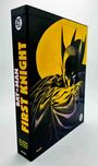 "BATMAN FIRST KNIGHT" in roten Großbuchstaben; darunter Batman vor gelbem Hintergrund; dunkle Umhänge umwickeln ihn.