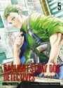 "Gaslight Stray Dog Detectives" Text. Illustrative Figur, blond, grün gekleidet, vor Pinnwand mit Dokumenten.