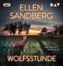 Oben steht "ELLEN SANDBERG", unten "WOLFSTUNDE". Ein Reh steht in einem Feld vor einem Abendhimmel mit Bäumen und Gebäuden.