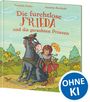 "Die furchtlose Frieda und die geraubten Prinzen." Illustration: Frieda in Rüstung steht neben einem sitzenden Pferd im Wald.