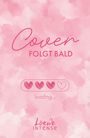 „Cover folgt bald“ in geschwungener Schrift, darunter vier Herzen, eins davon leer, auf rosa Hintergrund.