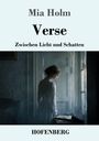 „Mia Holm, Verse, Zwischen Licht und Schatten, HOFENBERG.“ Eine Frau steht nachdenklich im Licht eines Fensters.