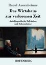 "Raoul Auernheimer, Das Wirtshaus zur verlorenen Zeit, Autobiografische Erlebnisse und Erkenntnisse, HOFENBERG. Ein älterer Mann sitzt im Profil an einem Tisch, auf dem ein Weinglas und eine Flasche stehen, mit Blick aus dem Fenster."