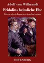 "Fridolins heimliche Ehe. Der erste schwule Roman in der deutschen Literatur." Zwei Männer in Anzügen sitzen zusammen.