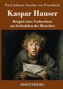 Text: "Paul Johann Anselm von Feuerbach, Kaspar Hauser, Beispiel eines Verbrechens am Seelenleben des Menschen, HOFENBERG." 

Illustration: Ein Junge mit lockigem Haar hält einen Brief.