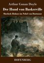 Text: "Arthur Conan Doyle", "Der Hund von Baskerville", "Sherlock Holmes im Nebel von Dartmoor", "HOFENBERG". Illustration: Eine Person läuft in nebligem Gelände auf ein abgelegenes Herrenhaus zu.
