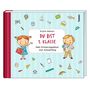 „Du bist 1. Klasse, Mein Erinnerungsalbum zum Schulanfang.“ Illustration mit einem Mädchen und Jungen, umgeben von Schulsymbolen.