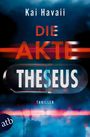 Text: "Kai Havaii", "DIE AKTE THESEUS", "THRILLER". Hintergrund: Blau-rotes Muster mit Silhouette eines Baukrans.