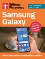 Stiftung Warentest, Samsung Galaxy. Anleitung für S26er-Reihe, ab 2022. Smartphone vor einer Tasse. Alle Funktionen erklärt.
