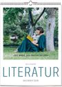 »DIE MAGIE DES ERSTEN SATZES« ars vivendi LITERATUR KALENDER 2028. Eine Frau liest unter einem Baum ein gelbes Buch.