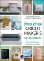 "Plotten mit dem Cricut Maker 5", ein Praxisbuch mit über 60 Projekten. Fotos zeigen kreative Dekorationen und Geräte.