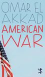 „OMAR EL AKKAD AMERICAN WAR“ in großen Buchstaben. Eine zerrissene US-Flagge weht links vor blauem Hintergrund.