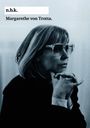 n.b.k. Margarethe von Trotta. Schwarz-weiß Foto einer Frau mit Brille, die nachdenklich ihre Hände berührt.