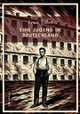 "Ernst Toller: Eine Jugend in Deutschland" vor einem großen Gebäude mit Fenstern. Ein Mann steht vorne.