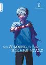 Text: "Der Sommer, in dem Hikaru starb", "8", "Mokumokuren". Illustration eines Jungen mit blauem Haar vor blauem Hintergrund.