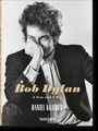 „Bob Dylan: A Year and A Day“ von Daniel Kramer, Verlag TASCHEN. Schwarz-weißes Foto eines lächelnden Mannes im Anzug.