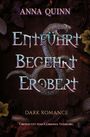 "Entführt Begehrt Erobert", Anna Quinn, dunkler Hintergrund, Schlange windet sich um Buchstaben, Blumen verleihen mystische Note.