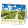"Kostbares für deine Seele 2027" steht auf einem Kalender. Eine ländliche Landschaft mit Weg und blühenden Wiesen.