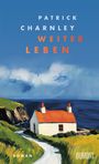 "Buchcover: PATRICK CHARNLEY WEITER LEBEN ROMAN. Illustration eines weißen Hauses mit rotem Dach am Meer."