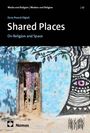 Shared Places. On Religion and Space. Eine bunte Tür in einer Wand mit einem bemalten Gesicht darunter.
