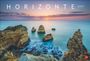 "Horizonte 2027" zeigt eine Küstenlandschaft mit Felsen im Meer und einem Sonnenuntergang am Horizont.