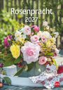 „Rosenpracht 2027“ zeigt bunte Rosen in einem Eimer auf einem Tisch, umgeben von grünen Blättern und roten Früchten.