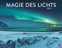"Magie des Lichts 2027" über einem winterlichen, verschneiten Strand mit Nordlichtern am Himmel.