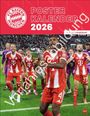 "Poster Kalender 2026", "mit Jahresplaner". Ein Fußballspieler in roten Streifen trägt einen Pokal, Menschen jubeln. FC Bayern Logo.