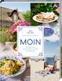 "MOIN - Rezepte und Geschichten von der Nordseeküste." Bilder von Haus, Pfannkuchen, Pasta, Strandkorb am Strand.