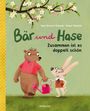 "Bär und Hase. Zusammen ist es doppelt schön." Illustration: Ein Bär in rotem Hemd hält Gießkanne und Hase an der Hand.