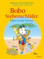 "Bobo Siebenschläfer fährt in die Ferien!" Ein Zeichentrickbär am Strand mit Kamera, Surfbrett und Zubehör. Ein Hase trägt einen Koffer.
