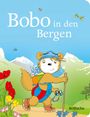 "Bobo in den Bergen" steht oben. Ein Bär mit Wanderausrüstung läuft fröhlich auf einem Pfad in einer Berglandschaft.