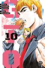 Der Text "Great Teacher Onizuka" und "Tōru Fujisawa" steht auf schwarzem Hintergrund. Ein Mann mit orange-blondem Haar isst einen Burger.