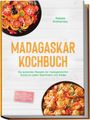„MADAGASKAR KOCHBUCH“ in großen Lettern. Zwei bunte Essensteller, ein Tomatensalat und ein Curry-Gericht.