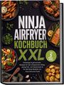 „Ninja Airfryer Kochbuch XXL“; vielseitige Rezepte. Bilder von Gemüse, Kartoffeln und Hähnchenflügeln auf schwarzem Hintergrund.