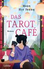 "Das Tarot Café", Moon Hye Joung, Roman. Illustration: Frau mit Tarotkarten, Lichterkette, Fensterblick auf Stadt.