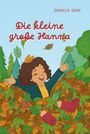 "Die kleine große Hanna" von Daniela Graf. Illustration eines fröhlichen Kindes, das im Laub spielt, mit bunten Bäumen im Hintergrund.