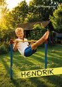 Text: "Mein Sommer mit HENDRIK" und "Bernd Krawutschke". Ein Junge spielt im Garten an einer bunten Reckstange.