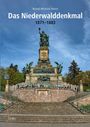 "Das Niederwalddenkmal 1871-1883" von Bernd-Michael Neese. Monumentale Statue, Besucher sitzen auf Stufen davor.