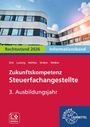 Rechtsstand 2026, Zukunftskompetenz Steuerfachangestellte, 3. Ausbildungsjahr. Modernes Gebäude, blauer Himmel.